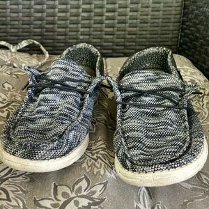 Woman’s size 9 hey dudes